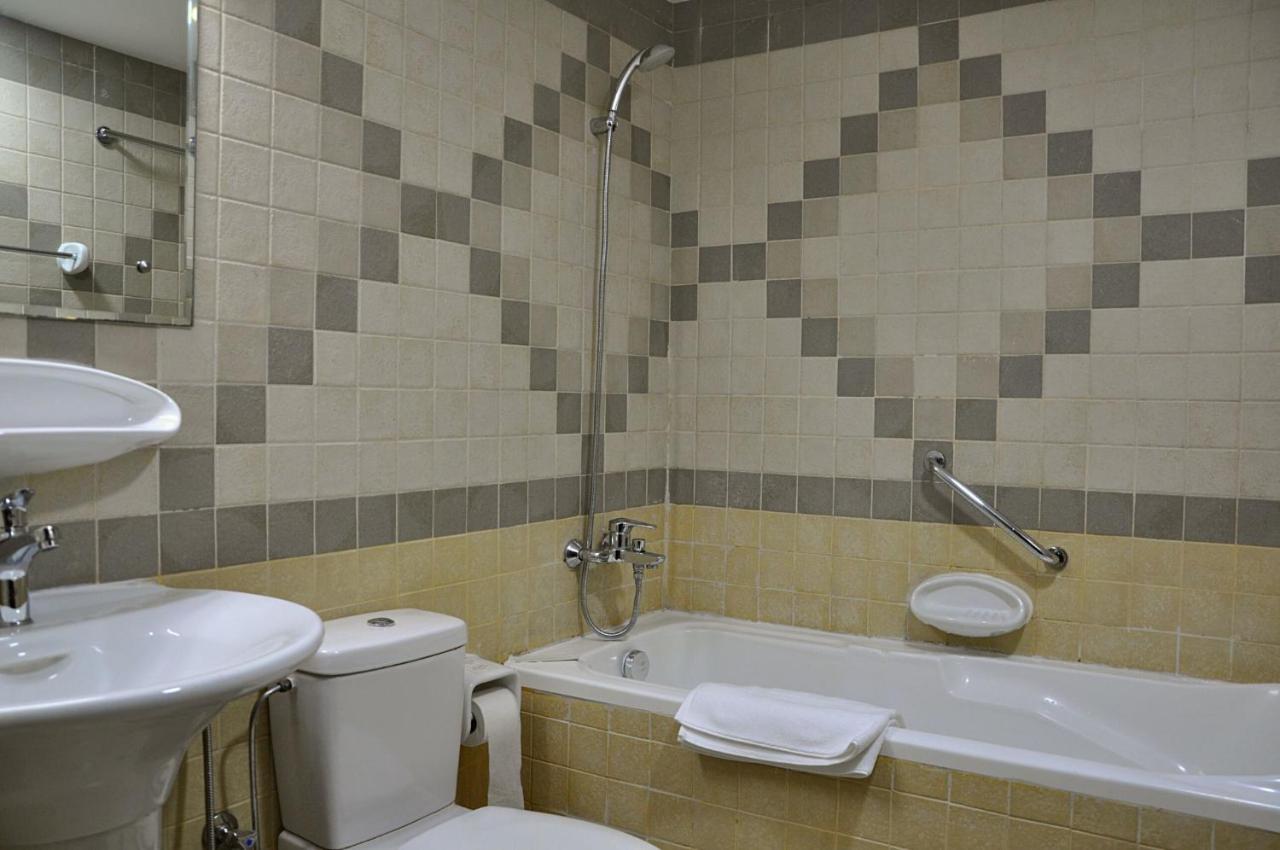 Care Holiday Homes Apartments Barsha Heights Дубай Екстериор снимка